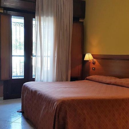 Hotel Iside Pompei Bagian luar foto