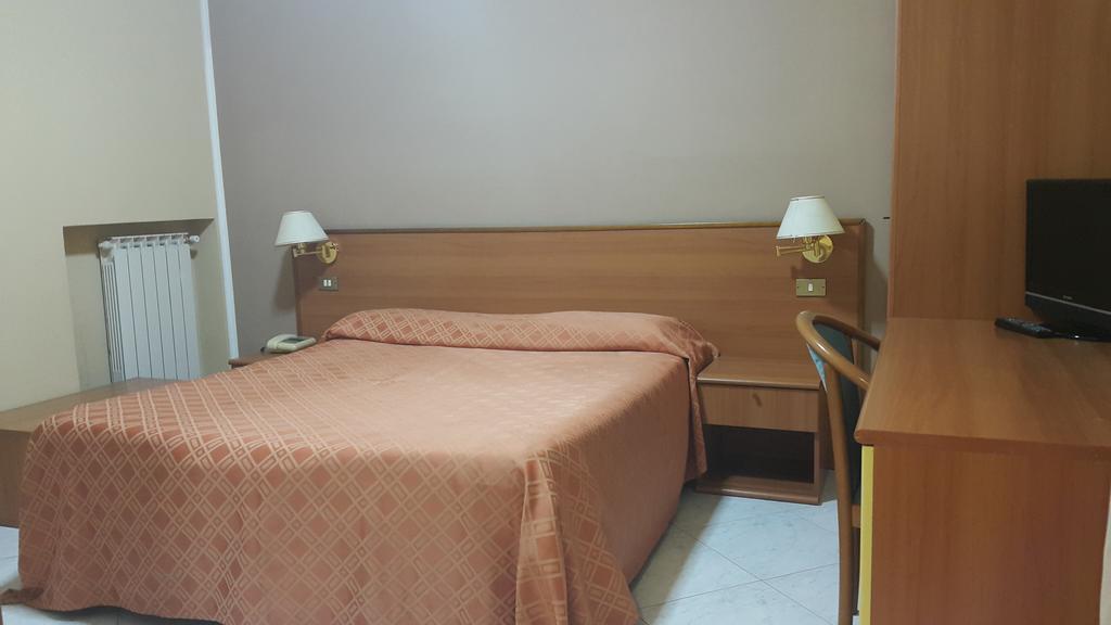 Hotel Iside Pompei Bagian luar foto