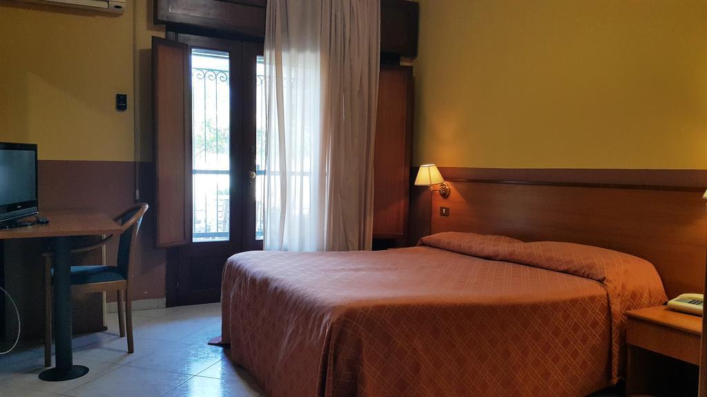Hotel Iside Pompei Bagian luar foto